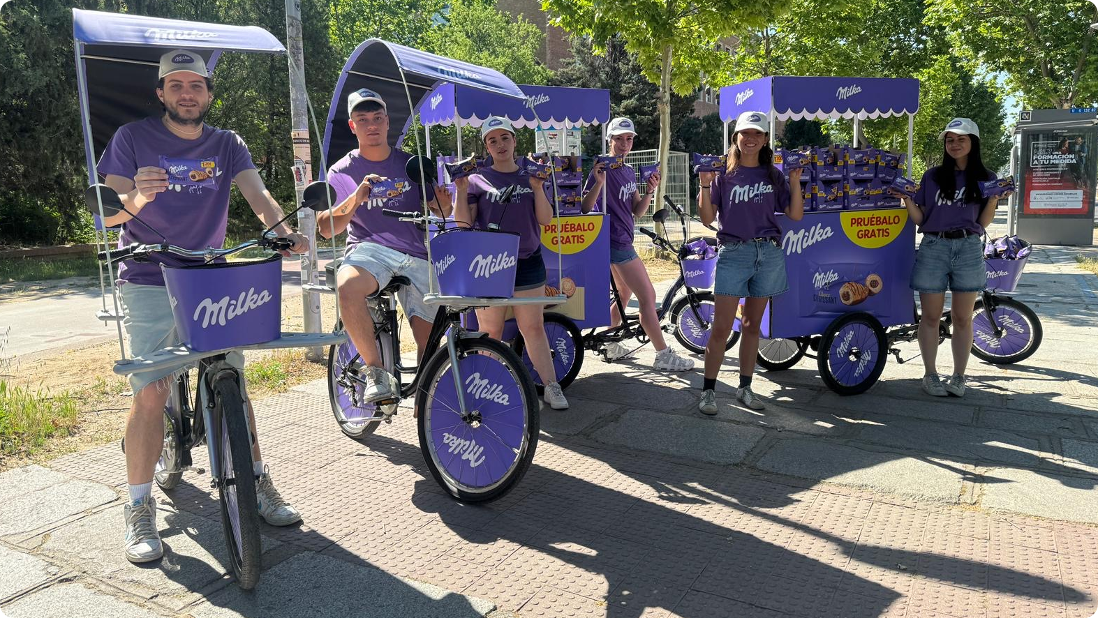 Repartidores en bicicleta de Milka