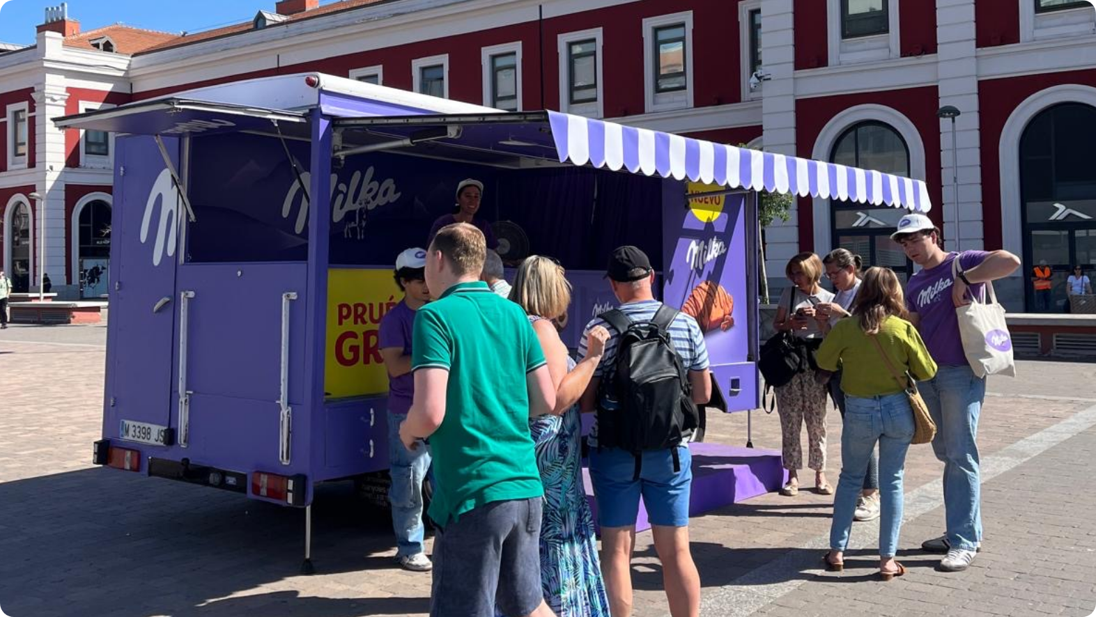 Furgon de reparto de sampling Milka Croissant